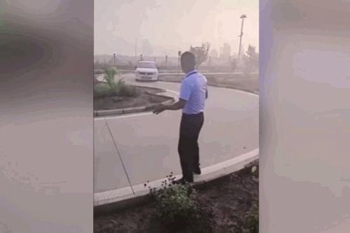 Clip: Thầy giáo 'khua chân múa tay' hướng dẫn lái xe cực nhiệt tình, đến khi thấy màn thực hành của học viên khiến nhiều người cười ngất