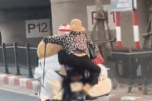 Clip: Người phụ nữ với tư thế ngồi 'bá đạo' trên đống hàng phía sau xe máy khiến nhiều người lo sợ