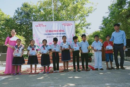 Thừa Thiên Huế: Trao 100 suất học bổng tặng học sinh nghèo vượt khó