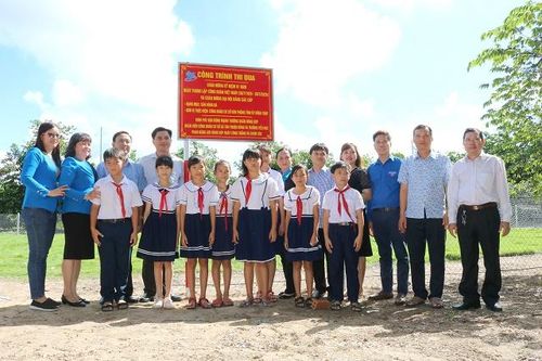 Gắn biển công trình 'Sân bóng đá'