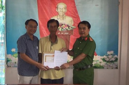 Tặng Giấy khen cho người bán vé số dạo nhặt và trả lại tài sản