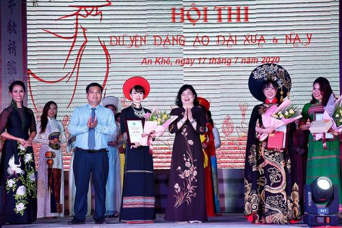 Thí sinh Bùi Thị Bích Nguyệt giành giải nhất Hội thi 'Duyên dáng áo dài xưa và nay'