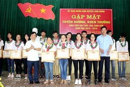 Tam Nông học tập và làm theo Bác