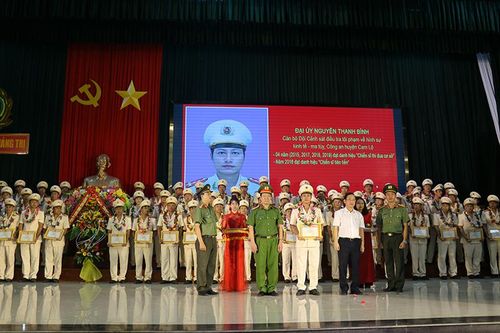 Điều tra viên trẻ yêu nghề