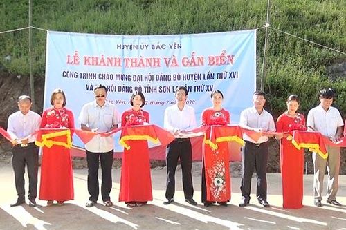 Bắc Yên: Gắn biển công trình chào mừng Đại hội Đảng