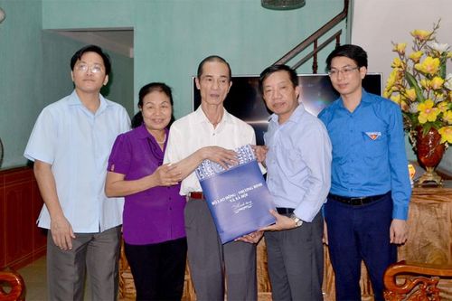 Bộ Lao động - Thương binh và Xã hội tặng quà người có công