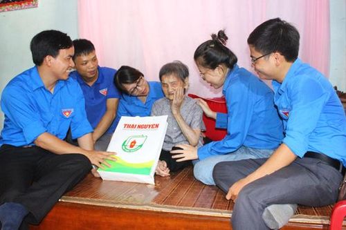 Thăm, tặng quà Mẹ Việt Nam Anh hùng Trần Thị Ruẩn