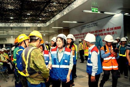 Chư Tăng Ni tham quan nhà ga thuộc Metro số 1