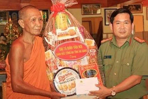 Giám đốc CA tỉnh An Giang thăm, tặng quà các tôn giáo trên địa bàn