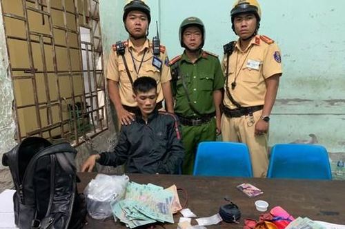 CSGT TPHCM truy đuổi, tóm gọn thanh niên vận chuyển ma túy