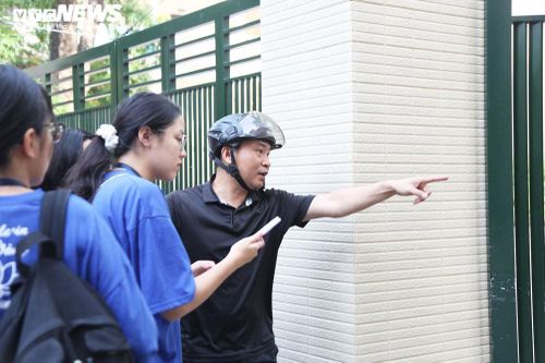 Thi lớp 10 ở Hà Nội: Thí sinh quên thẻ dự thi, dụng cụ môn Toán