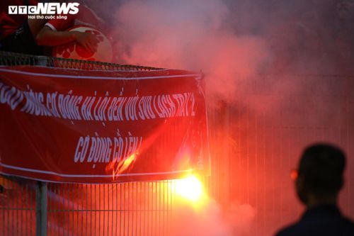 Sân Hàng Đẫy bất lực chống pháo sáng: Hà Nội FC cố gắng nhưng vẫn bị phạt