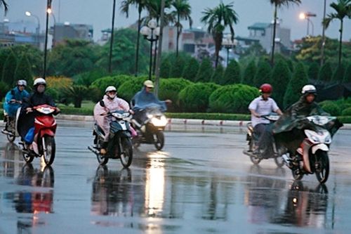 Hà Nội sắp mưa dông diện rộng, trời dịu mát