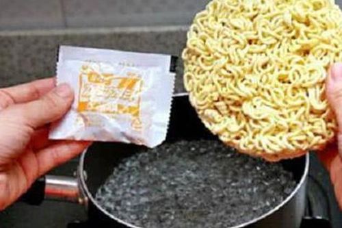 Đảm bảo 99% chị em chưa biết: Nấu mì ăn liền thì cho gia vị hay mì vào trước và cách nấu mì ngon chuẩn vị