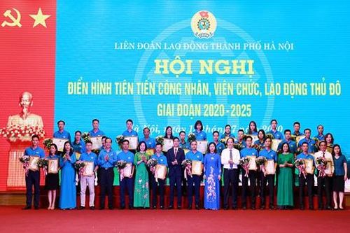 Tôn vinh các tập thể và cá nhân là điển hình tiên tiến xuất sắc trong lao động
