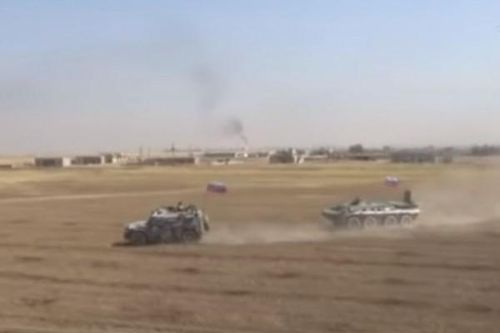 Đoàn tuần tra Mỹ rơi vào vòng vây thiết giáp Nga ở Syria