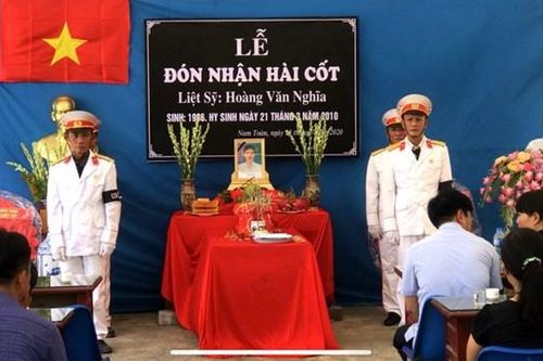 Nam Định: Mẹ già bật khóc đón con liệt sĩ 'trở về' từ Trường Sa