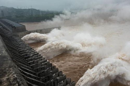 Nước về đạt 61.000 m3/giây, đập Tam Hiệp mở 3 cửa xả lũ