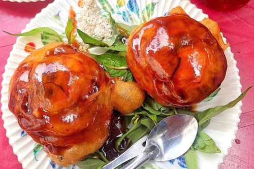 Hột vịt lộn chiên me và loạt món ăn vặt hút giới trẻ ở TP.HCM
