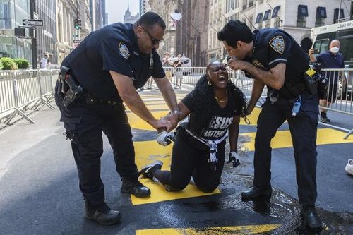 Dòng chữ 'Black Lives Matter' trước Tháp Trump bị xóa lần thứ ba