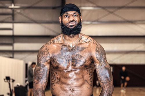 LeBron James khoe cơ bụng 6 múi ở tuổi 35