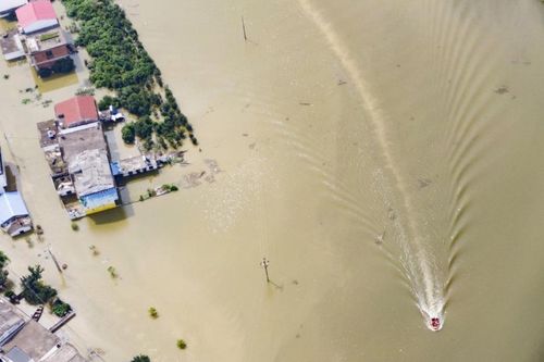 Trung Quốc nổ đập giữa mưa lũ lịch sử