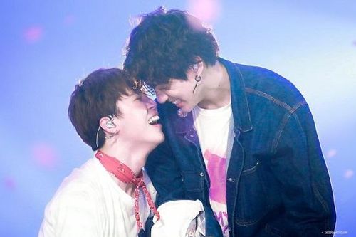 Jungkook đối xử đặc biệt quá mức với Jimin khiến các huynh BTS 'bất bình'