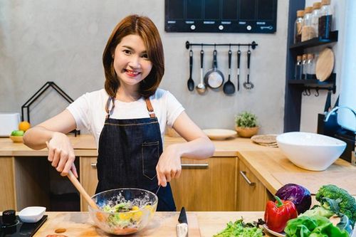 Cô con dâu 'ngủ' trong bếp