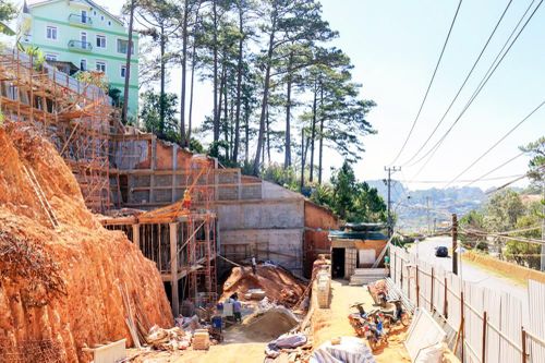 Khách sạn khoét đồi thông, đổi mặt tiền ra quốc lộ