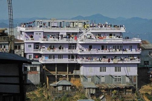 Bên trong căn nhà 100 phòng của cụ ông lấy 39 vợ
