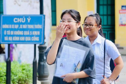 Thí sinh thi chuyên Anh gặp khó với bài luận về đọc sách và đọc báo