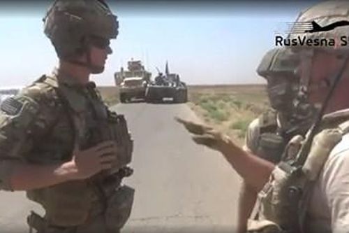 Lính Nga điều xe bọc thép bao vây lính Mỹ ở Syria