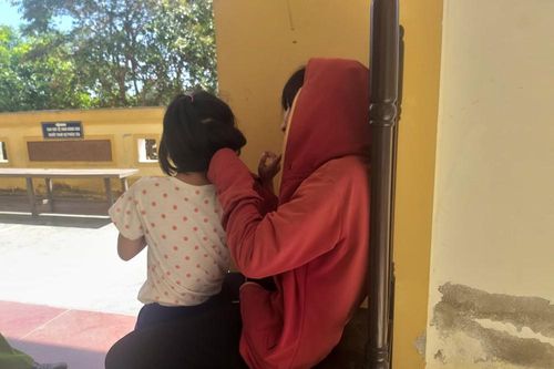 Người vợ ôm 3 đứa con thơ đến phiên tòa xét xử gã hàng xóm đâm chết chồng
