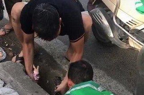 Bé gái rơi xuống cống được người dân giải cứu kịp thời