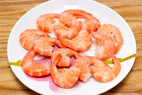 Bóc vỏ tôm tưởng dễ nhưng không phải ai cũng biết bí quyết bóc trong nháy mắt, không hề tốn công này