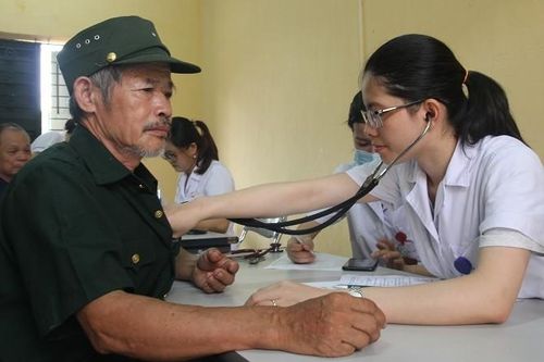 Các thầy thuốc trẻ ở bệnh viện tuyến trung ương khám sức khỏe miễn phí cho bà con vùng cao