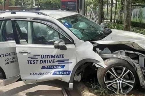 Khách hàng lái thử Subaru tông xe vào thân cây