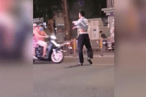 Clip: Nam bảo vệ say xỉn, ra đường chặn đánh người đi đường