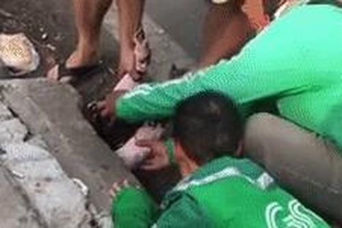 Clip: Giải cứu bé gái rơi xuống cống, nguyên nhân phía sau vẫn còn là một ẩn số