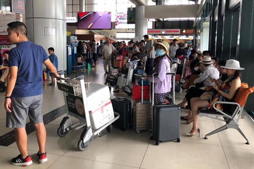Sửa đường băng ở Nội Bài và Tân Sơn Nhất: Khách đứng vạ vật mệt mỏi ở sân bay, lên máy bay trước cả tiếng mới cất cánh