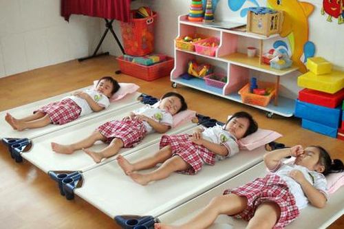 'Học sinh bán trú ngủ lẫn lộn là sai về giáo dục giới tính'