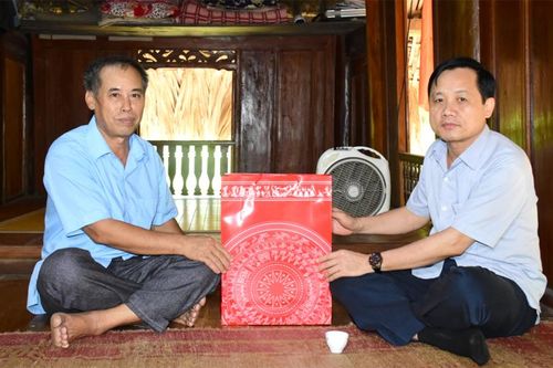 Phó Chủ tịch UBND tỉnh Nguyễn Thế Giang thăm và tặng quà gia đình chính sách huyện Lâm Bình