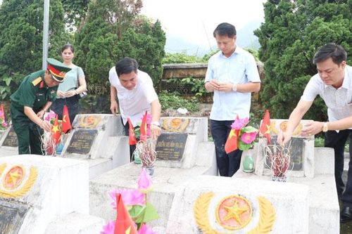 Đoàn lãnh đạo tỉnh viếng Nghĩa trang liệt sỹ Quốc gia Vị Xuyên