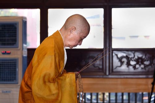 Chư Tăng bố-tát, thính giới tại Việt Nam Quốc Tự