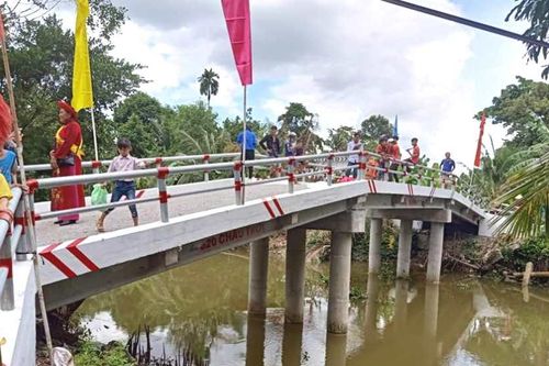 Khánh thành cầu bê-tông, hỗ trợ học sinh nghèo