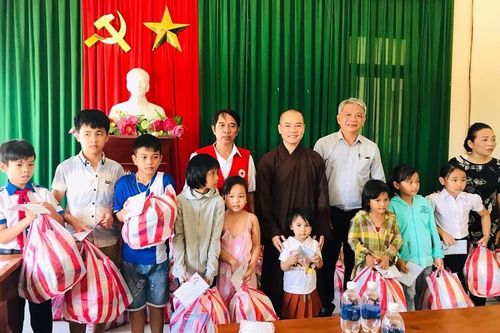 Cựu binh Mỹ kết hợp chùa tặng quà ở Quảng Nam