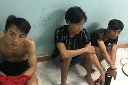 Ba con nghiện rủ nhau tháo trộm bánh xế sang