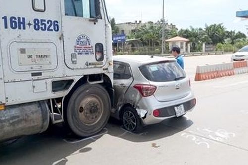 Xe đầu kéo tông ngang xe con đẩy đoạn dài trên cao tốc