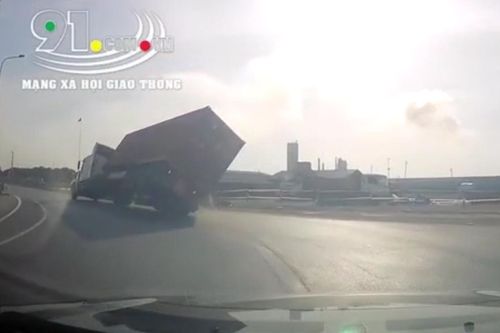 Xe container vào cua bị lật nhào trên đường