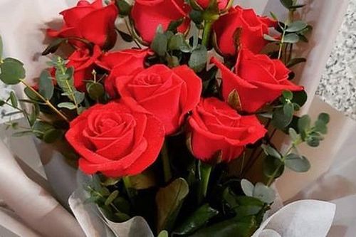 Bó hoa bí hiểm được gửi đến đúng ngày sinh nhật, tưởng ai đó đùa ác nhưng chân tướng sự việc khiến người phụ nữ òa khóc